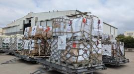 جانب من تسليم المساعدات