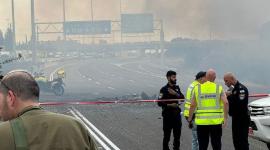 عناصر من الشرطة الإسرائيلية بمحيط سقوط أحد الصواريخ على طريق "6" الرئيسي