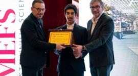 جانب من تسلم الجائزة