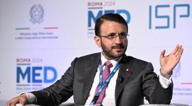 جانب من مشاركة الدكتور ماجد الأنصاري بالجلسة النقاشية