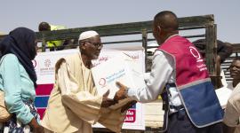 جانب من تقديم المساعدات