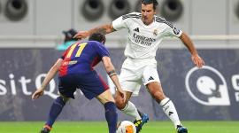 لويس فيجو في لقطة من مباراة أساطير ريال مدريد وبرشلونة بالدوحة