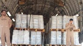 جانب من تسليم المساعدات