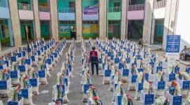 جانب من تقديم المساعدات