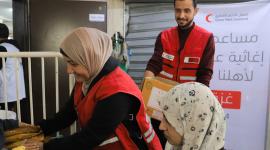جانب من توزيع المساعدات