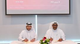 جانب من التوقيع على الوثيقة