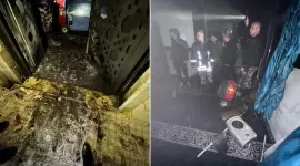 آثار الحريق تبدو واضحة جراء الاعتداء على المسجد