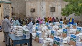 جانب من تقديم المساعدات