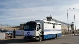 حافلة إسرائيلية تنتظر نقل الدفعة الأولى من الأسرى الفلسطينيين