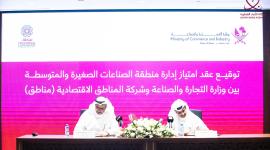 جانب من توقيع العقد