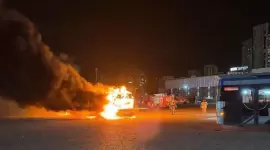 النيران تلتهم إحدى الحافلات التي تعرضت للانفجار