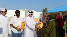 جانب من توزيع المساعدات