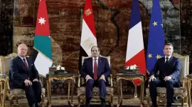 عبد الفتاح السيسي وإيمانويل ماكرون و عبد الله الثاني