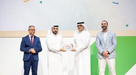 جانب من استلام الجائزة