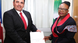 جانب من تسلم أوراق السفير