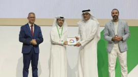 جانب من استلام الجائزة