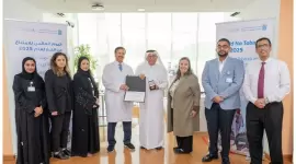 جانب من استلام الجائزة