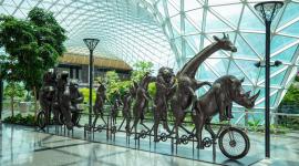 جانب من المنحوتات الفنية المعروضة