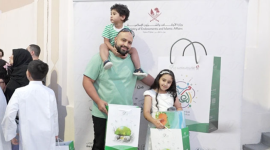 جانب من توزيع الهدايا