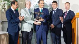 رئيس الوزراء أثناء  تسلمه جائزة تيبيراري الدولية للسلام