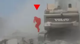 الجندي المستهدف يحاول الفرار قبل الإجهاز عليه من قبل مقاتلي القسام