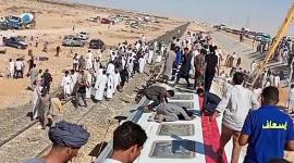 الأهالي ومحاولات انقاذ العالقين بالقطار المقلوب