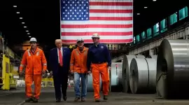 ترامب يسير إلى جوار عمال صلب بأحد المصانع الأمريكية
