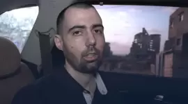 الأسير غاي دلال خلال جولة بالسيارة في مدينة غزة