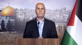 فوزي برهوم القيادي في حركة حماس خلال إلقاء البيان