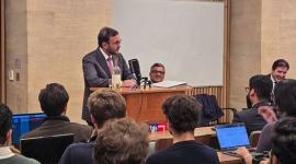 جانب من مشاركة د. ماجد الأنصاري في الجلسة النقاشية