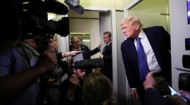 الرئيس الأمريكي دونالد ترامب على متن الطائرة الرئاسية