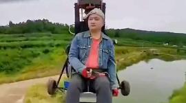 المؤثر الصيني محلقا بطائرته قبل دقائق من الحادث