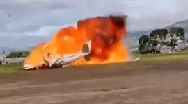 الطائرة المنكوبة لحظة تحطمها واشتعال النيران فيها