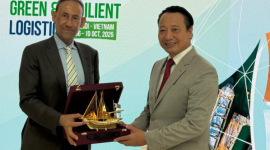 جانب من استلام الجائزة