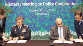 جانب من التوقيع