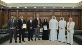 جانب من استلام شهادة التميز