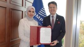 جانب من تسليم الوثيقة