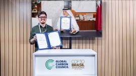 جانب من توقيع الاتفاقية