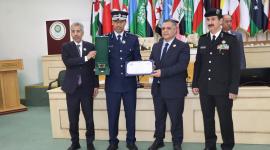 جانب من تسلم الجائزة