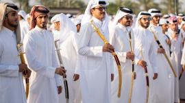 سمو الأمير أثناء مشاركته في عرضة هل قطر