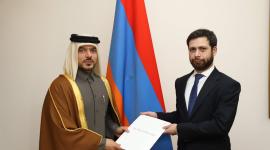 جانب من تسلم أوراق السفير