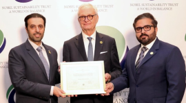 جانب من استلام الجائزة