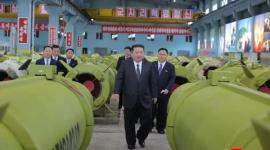 كيم يونج أون داخل أحد مصانع إنتاج الصواريخ بكوريا الشمالية