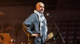 جوارديولا مرتديا الكوفية الفلسطينية خلال الحفل