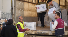 جانب من توزيع المساعدات