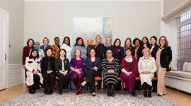 صورة جماعية للسفيرات المشاركات بالاجتماع