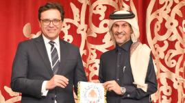 جانب من تسلم سعادة السفير القطري الشارة