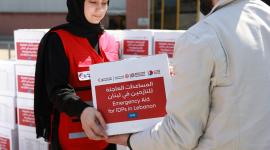 جانب من توزيع المساعدات