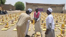 جانب من توزيع المساعدات