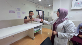جانب من توزيع المساعدات
